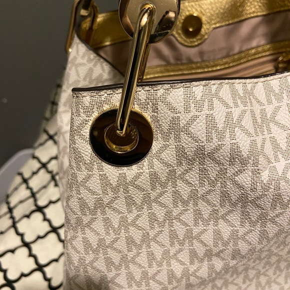 Authentic signature Michael Kors bag - Picture 9 of 10